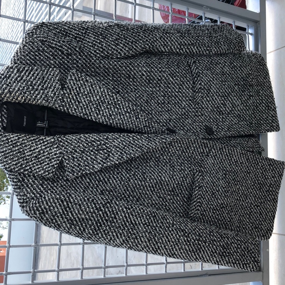 Used Black and white trench coat GREAT CONDITION!